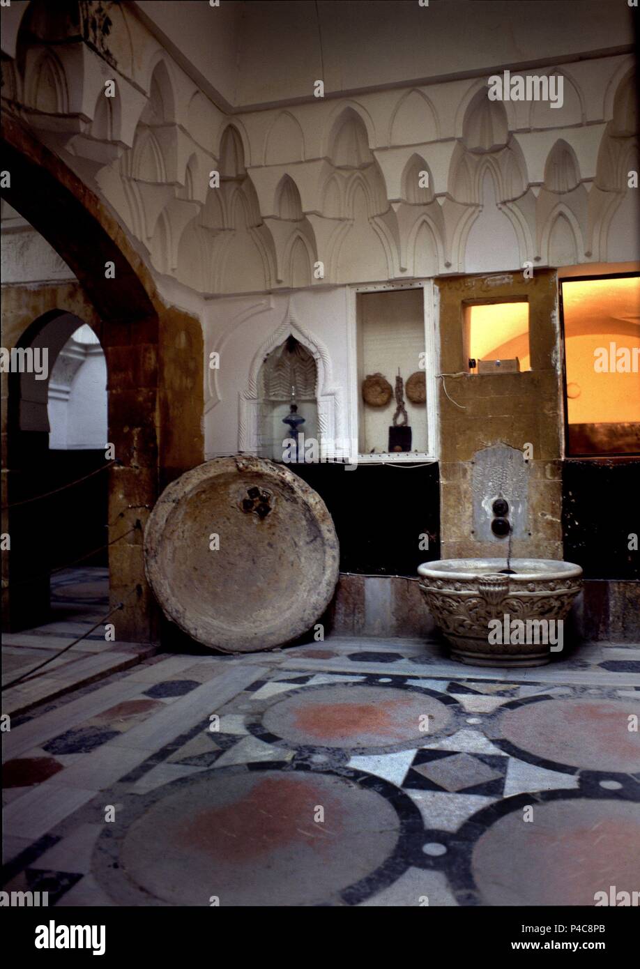 MEDERSA INTERIEUR CON FUENTE, TECHO Y SUELO DECORADO . Lage