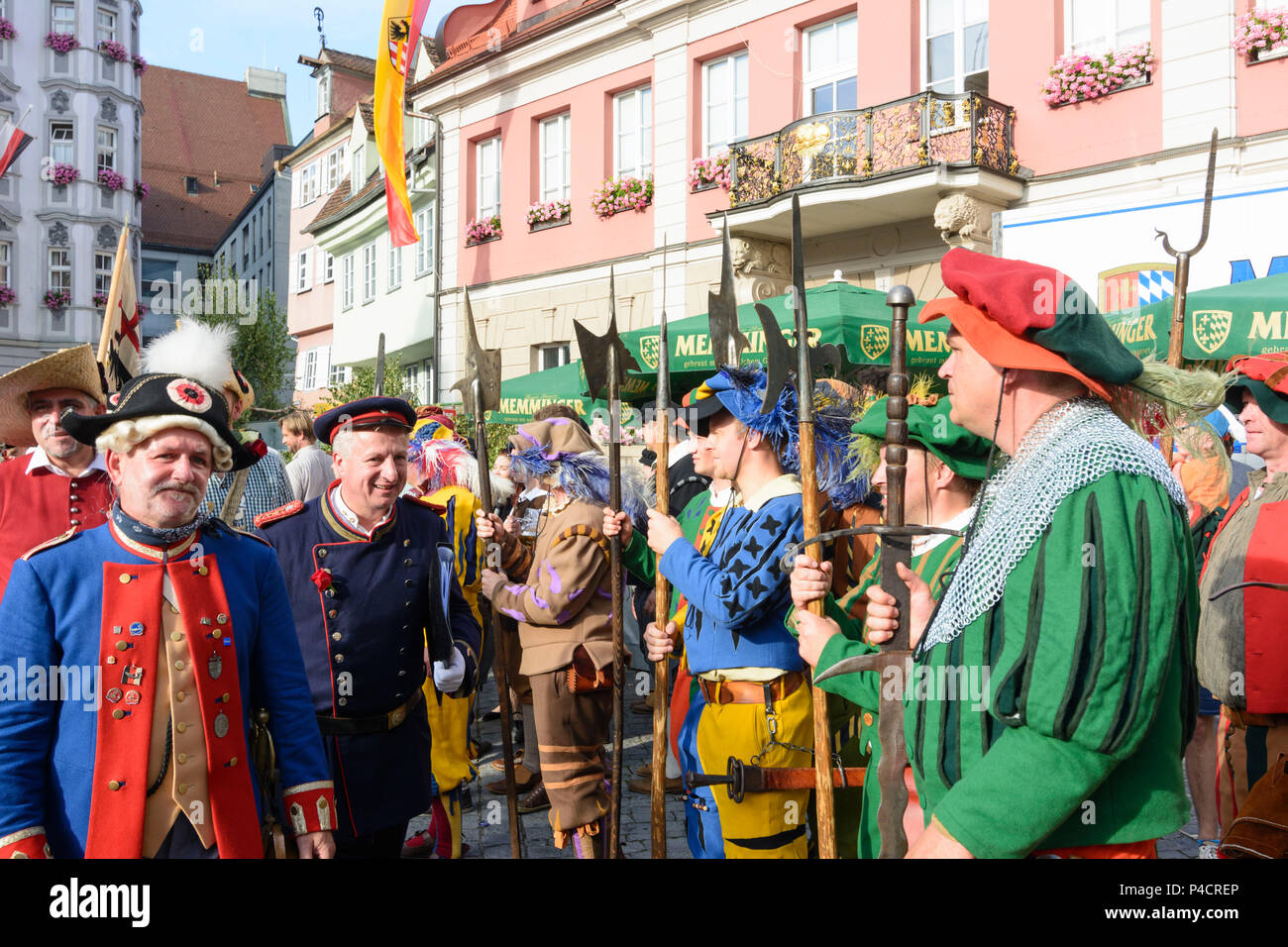 Fishermens Fischertag Memmingen (Tag), Parade der Stadtwache in traditionellen Kostümen vor dem Rathaus (Town Hall), Schwaben, Bayern, Deutschland Stockfoto