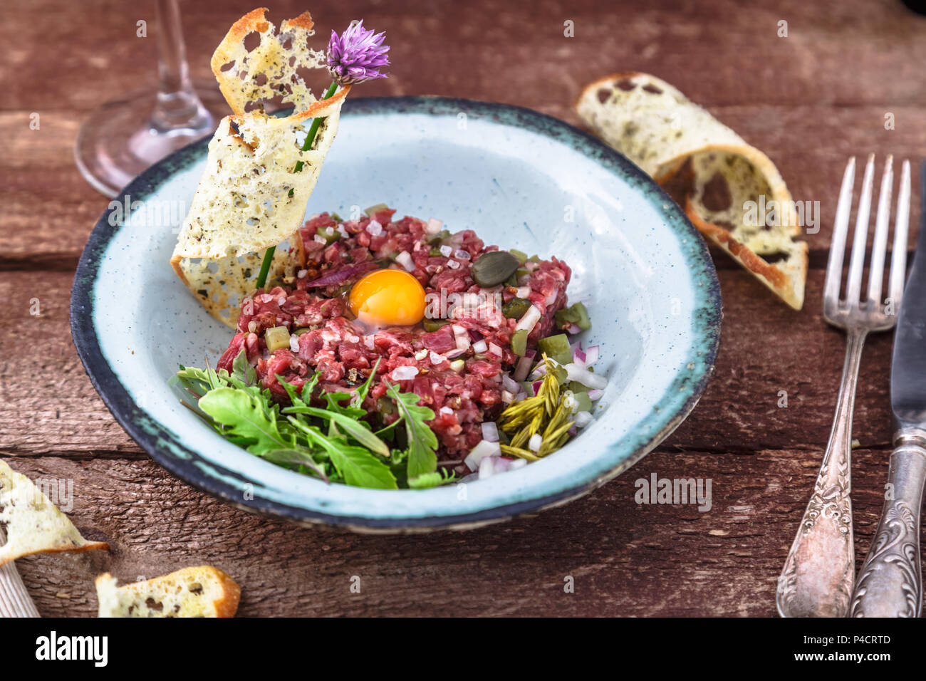 Tatar serviert mit raw Wachtel Eigelb und andere Tartar Zutat. Fleischgericht. Stockfoto