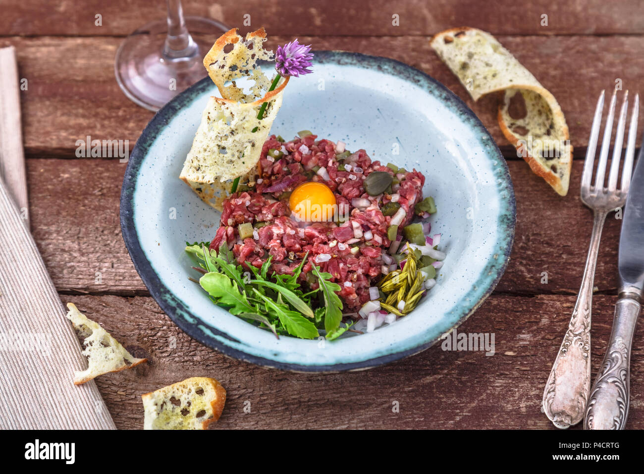 Tatar serviert mit raw Wachtel Eigelb und andere Tartar Zutat. Fleischgericht. Stockfoto