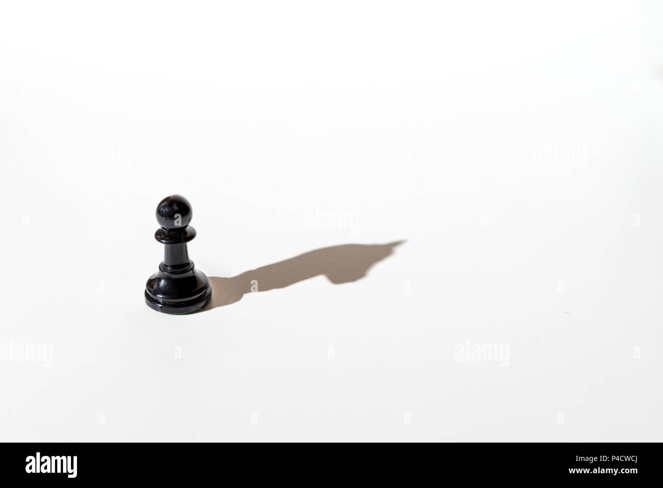 Schach Bauer Casting der Schatten des Pferdes. Konzeptuelle Fotografie, dass Konzepte wie Führung, doppelte Persönlichkeit zeigen kann, die innere worl Stockfoto