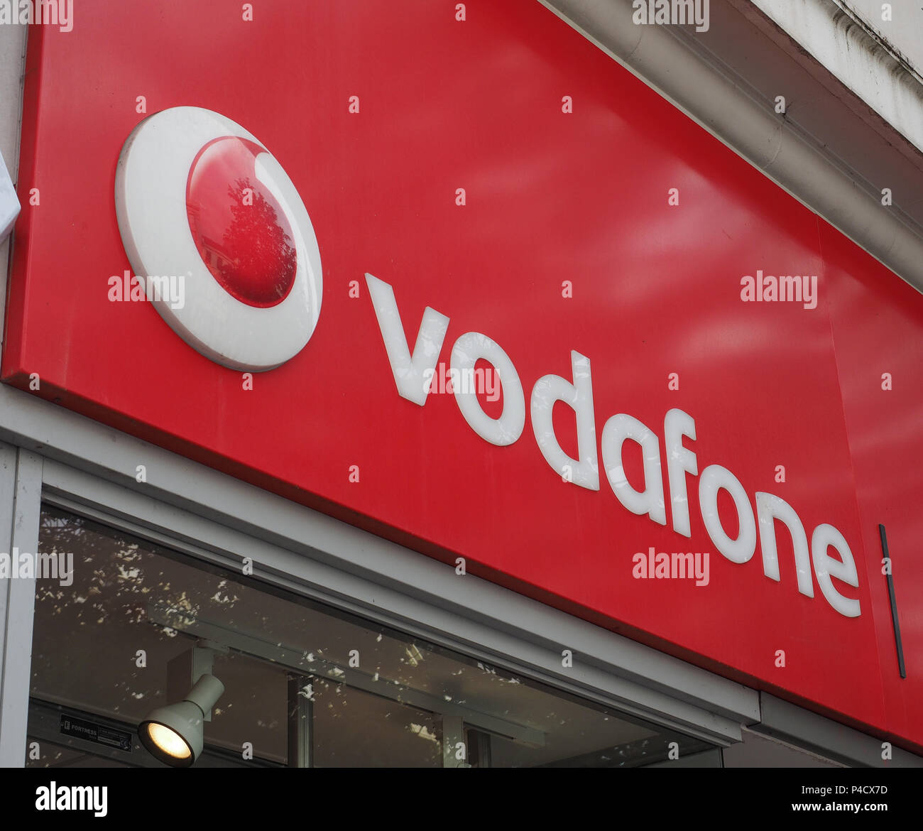 BELFAST, Großbritannien - ca. Juni 2018: Vodafone Storefront Stockfoto