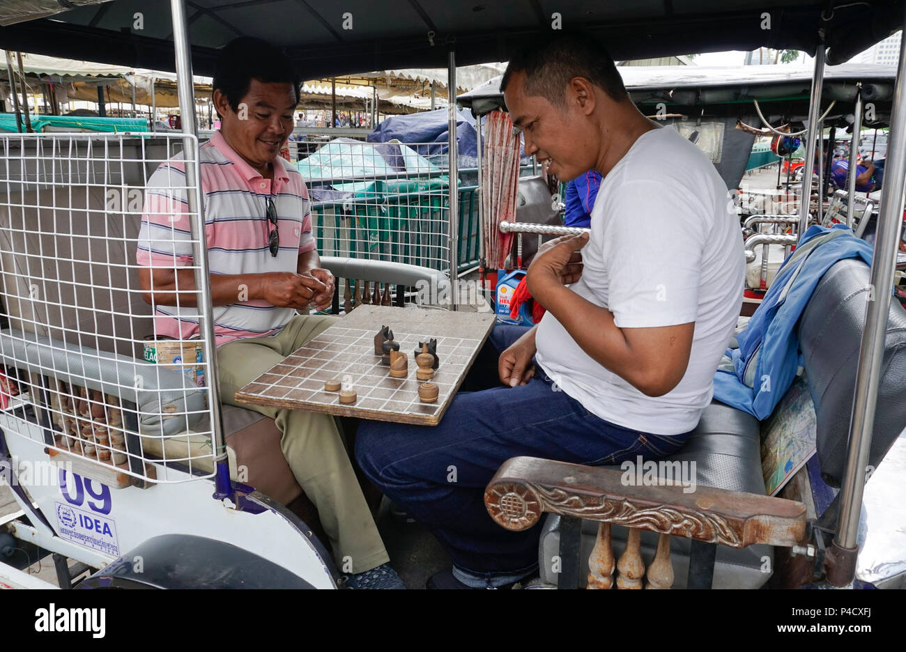 Männer spielen Kambodschanischen Schach, Ouk Chatrang, Tuk Tuk, Phnom Penh, Kambodscha Stockfoto