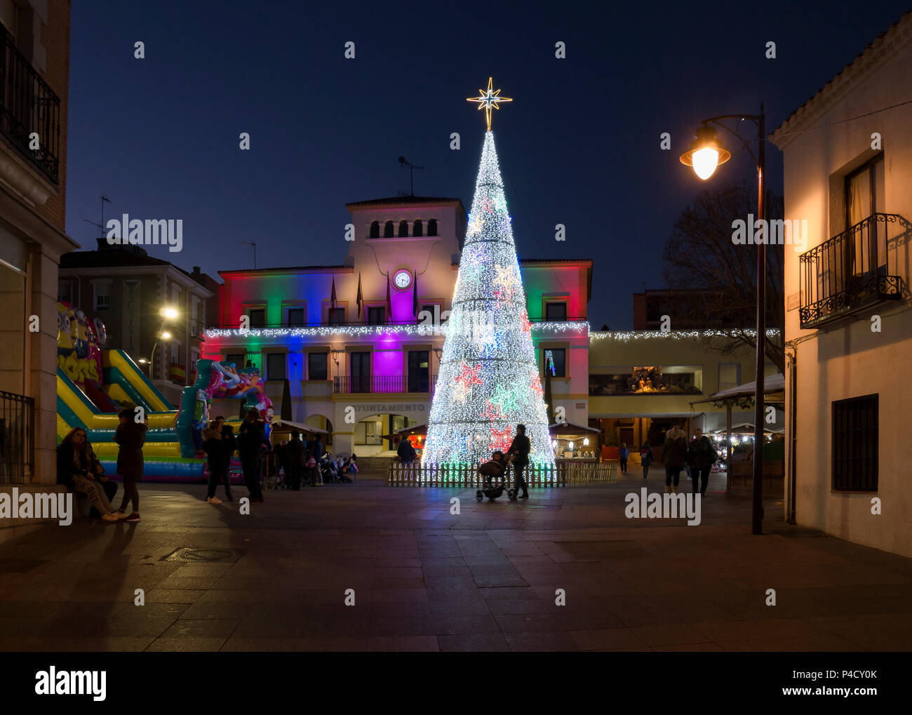 Ayuntamiento y árbol de Navidad. San Sebastián de los Reyes. Madrid. España Stockfoto