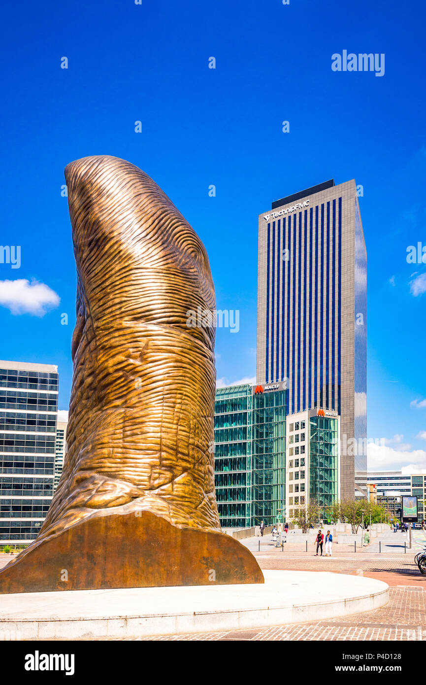 'Le Pouce" ist Bronze Skulptur von Cesar. Aus modelliert sein Daumen steht es in La Défense in Paris, Frankreich Stockfoto