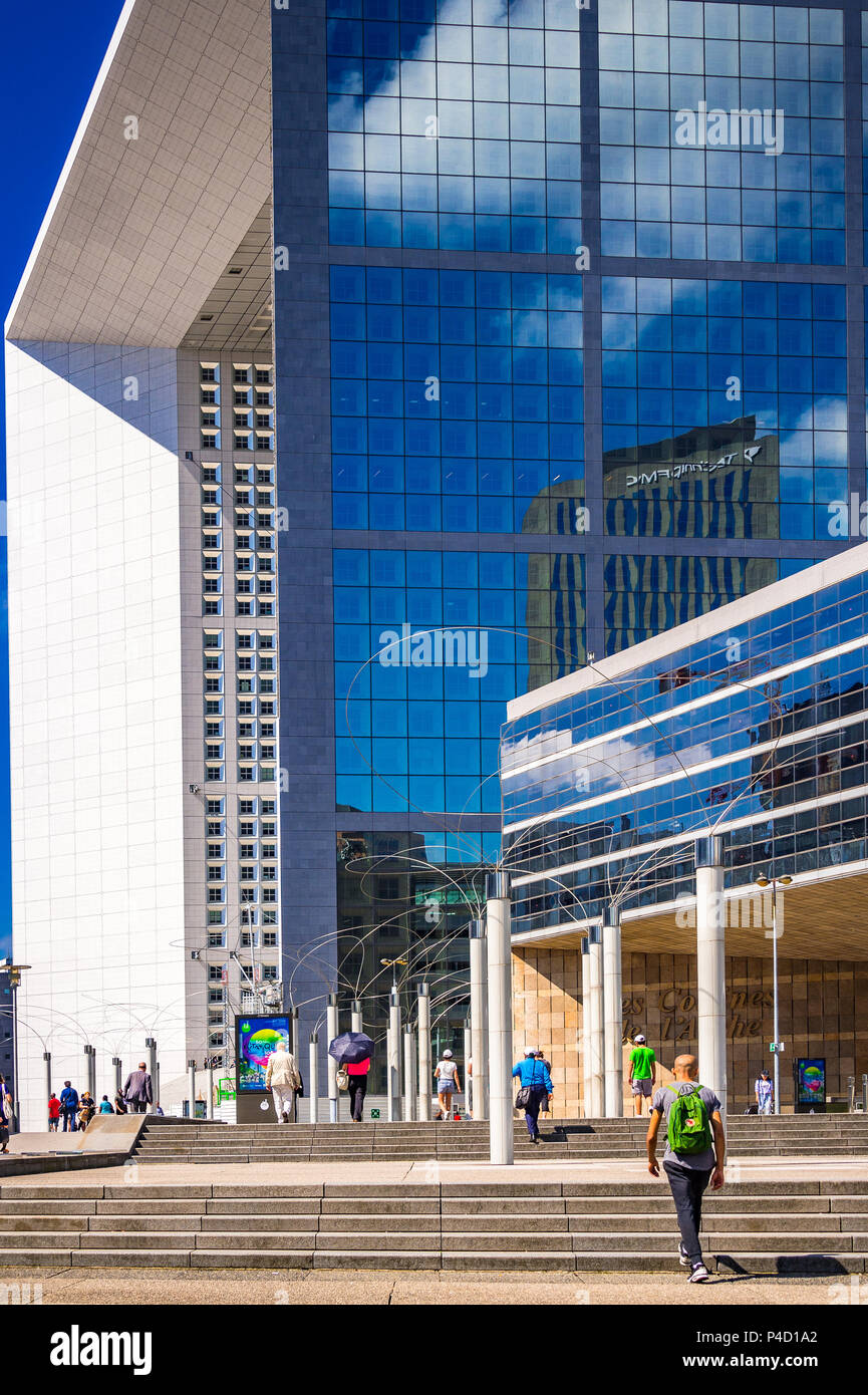 Die seltsame und doch wunderbar: La Défense in Paris, Frankreich, ein Freilichtmuseum. Stockfoto