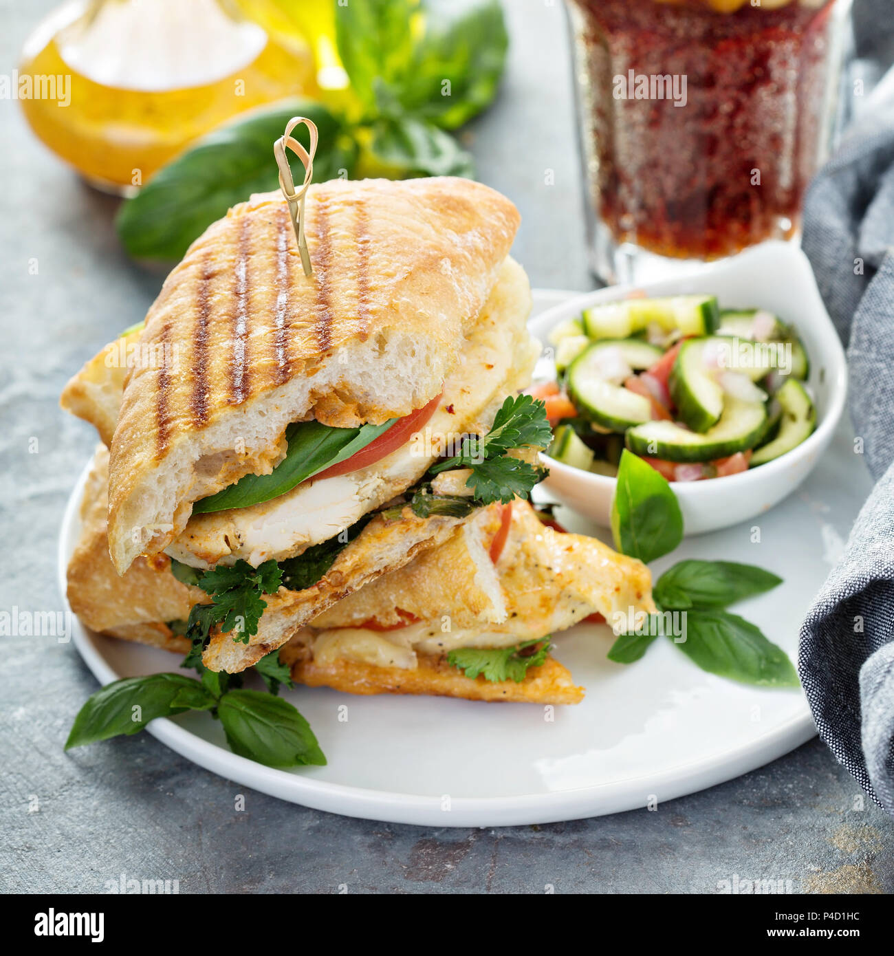 Gegrillte panini Sandwich mit Huhn und Käse Stockfoto