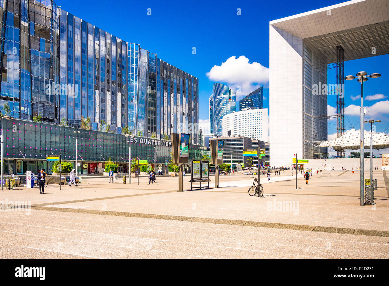 Die seltsame und doch wunderbar: La Défense in Paris, Frankreich, ein Freilichtmuseum. Stockfoto