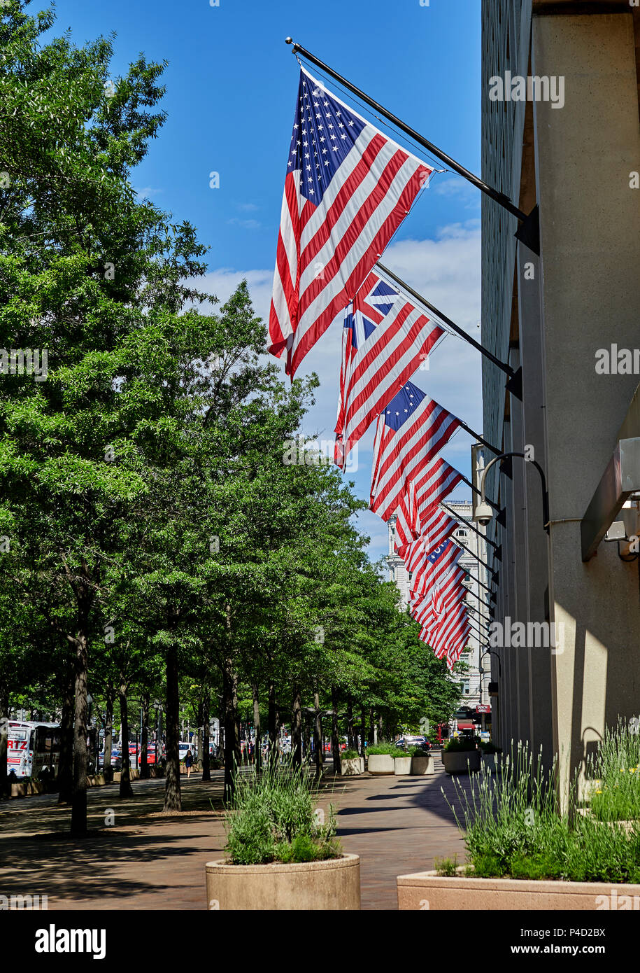 Washington DC, USA - Juni 5, 2018: die Fahnen an der Seite der J.Edgar Hoover FBI Gebäude Zeichen Stockfoto