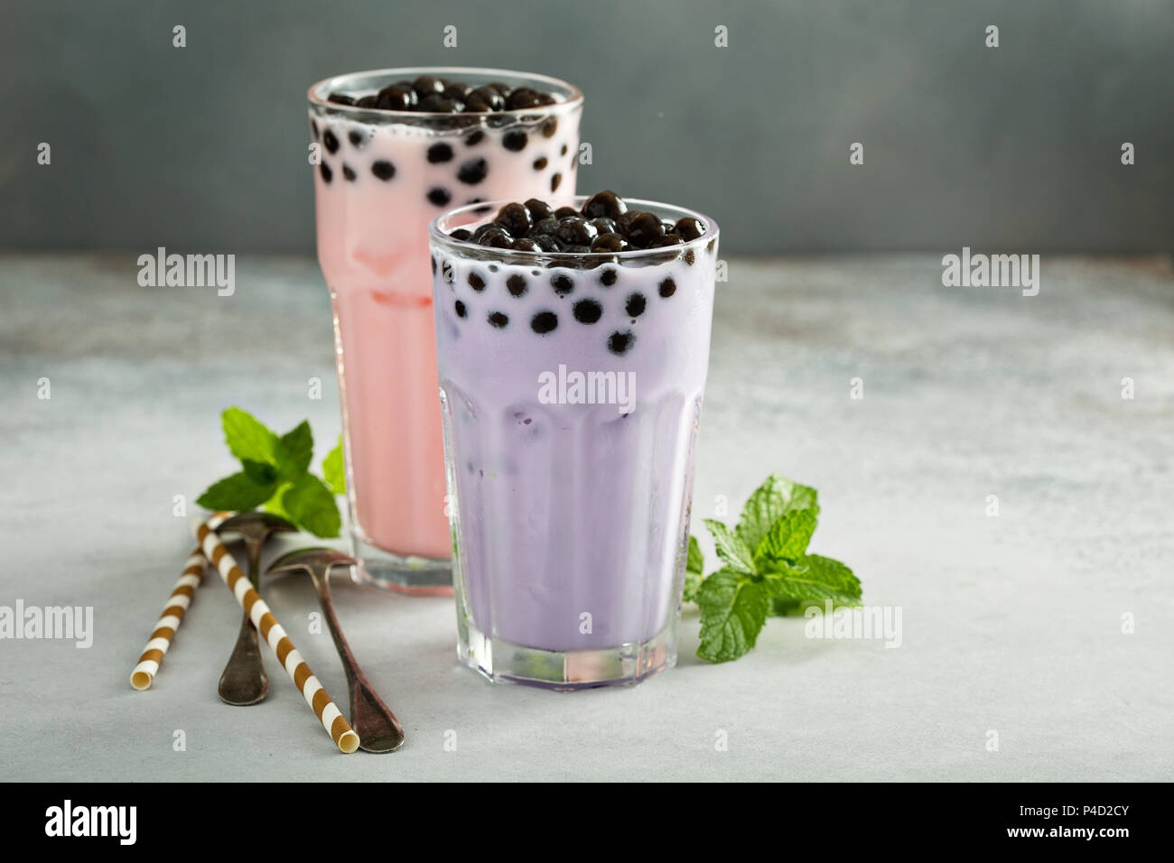 Taro und erdbeermilch Bubble Tea in hohe Gläser Stockfoto