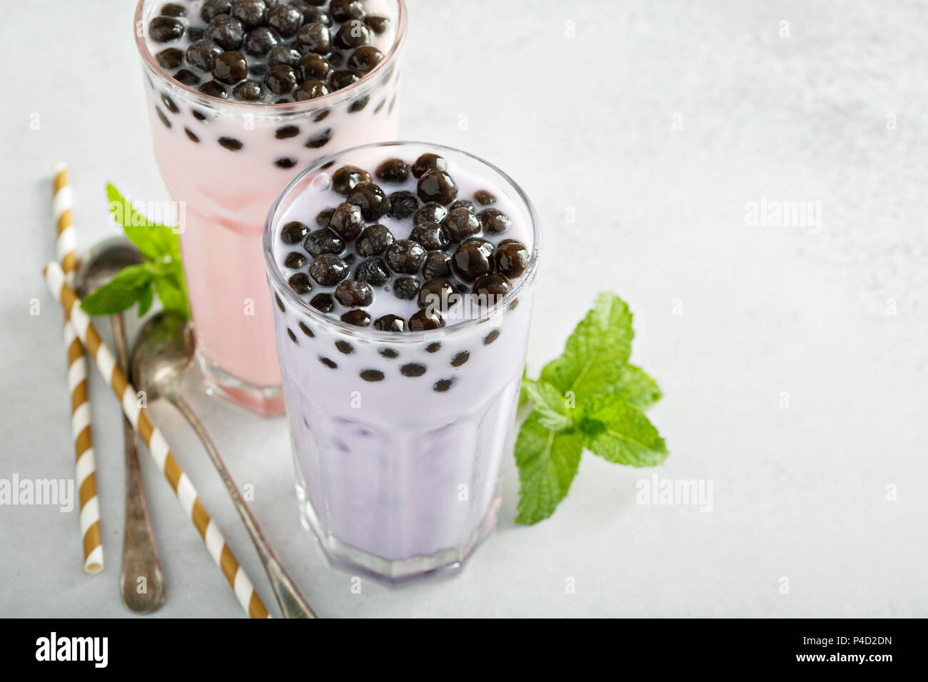 Taro und erdbeermilch Bubble Tea in hohe Gläser Stockfoto