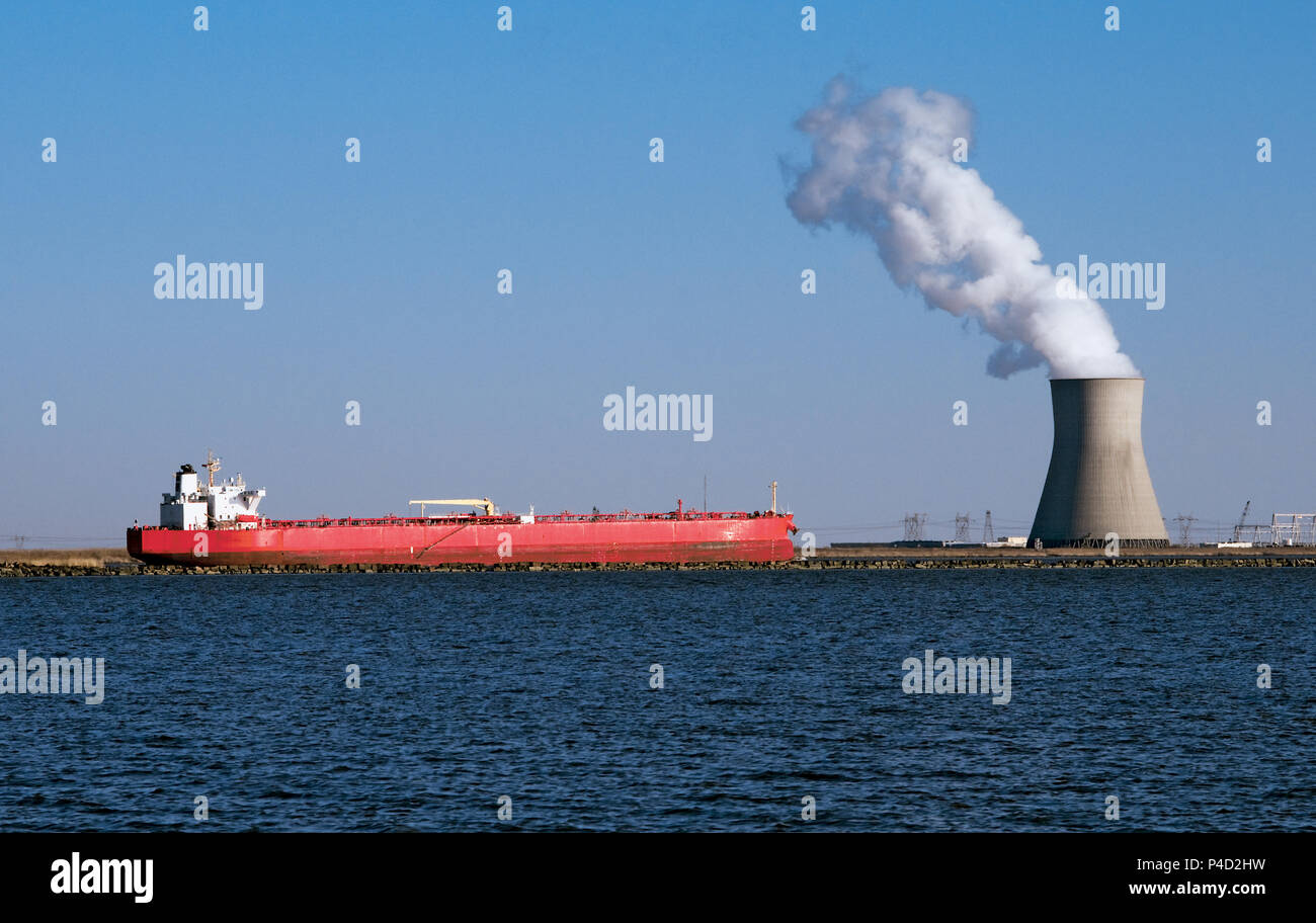 Tanker vorbei Kernkraftwerk Stockfoto