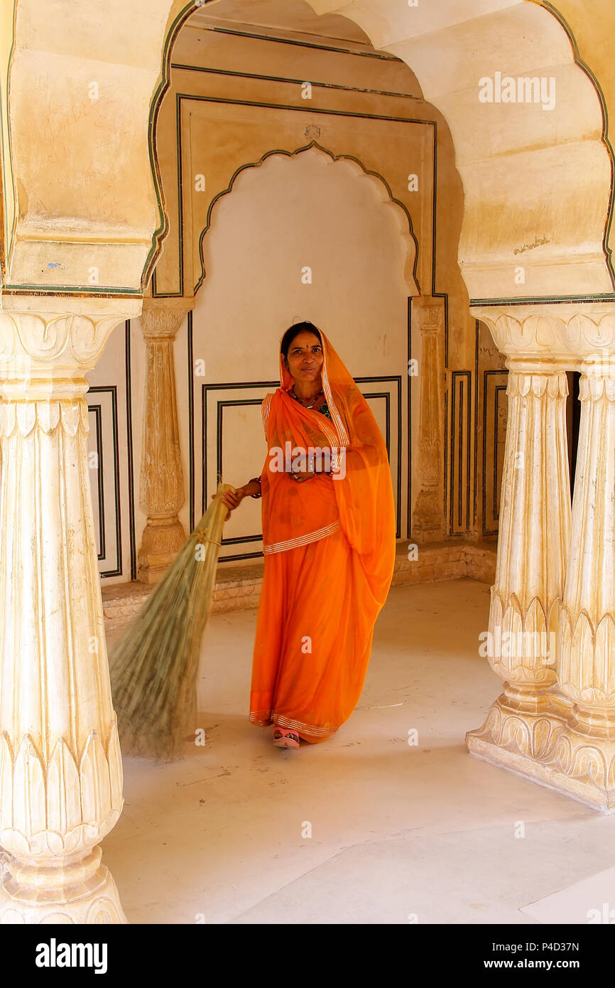 Einheimische Frau fegt in Sattais Katcheri Hall, Amber Fort, Jaipur, Indien. Amber Fort ist die wichtigste touristische Attraktion in der Umgebung von Jaipur. Stockfoto