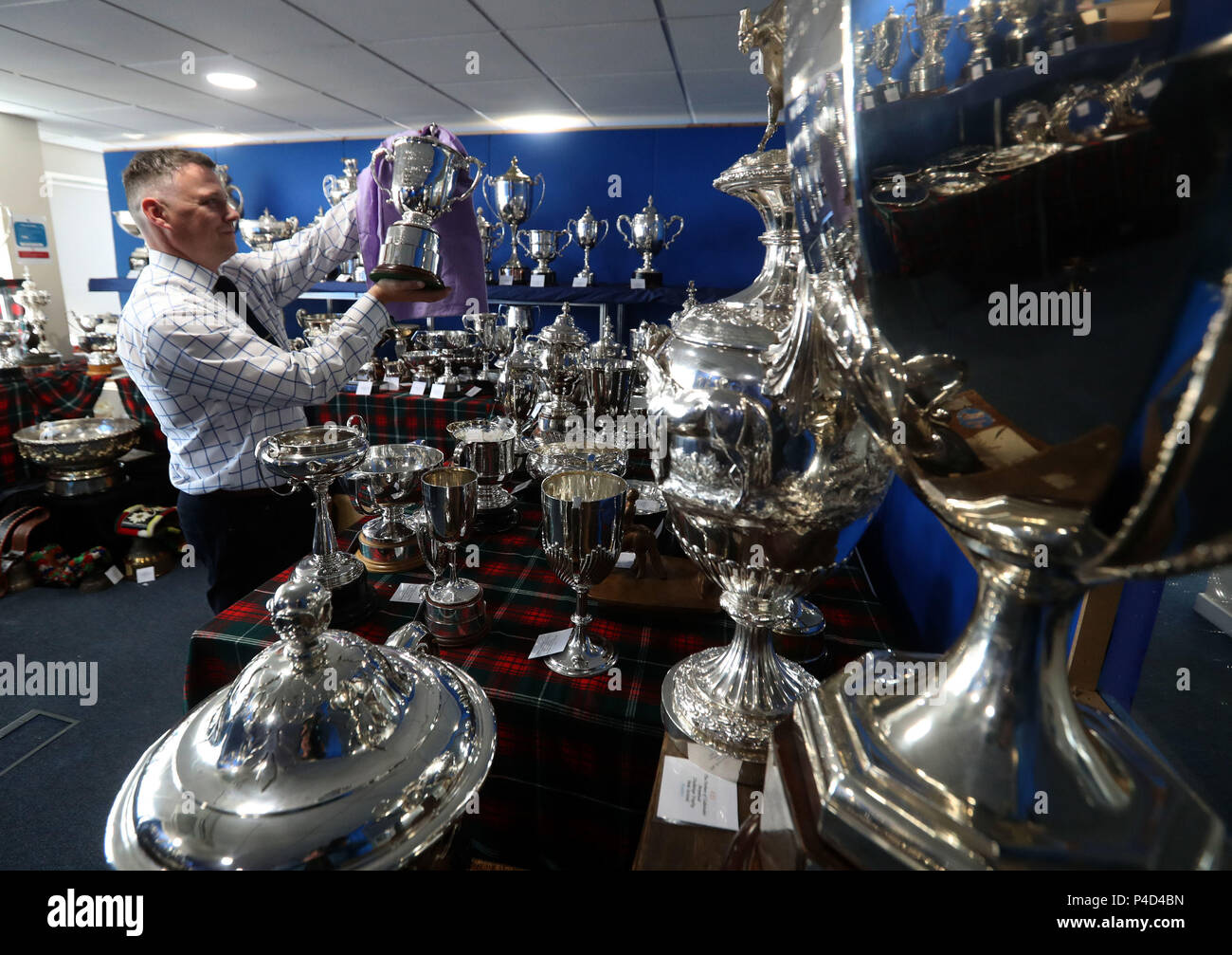 Alain Wright von Hamilton & Inches Juwelieren mit dem Queens Cup, der im Trophäenraum der Royal Highland Show im Ingliston in Edinburgh an die besten Tiere der Ausstellung verliehen wird. Stockfoto