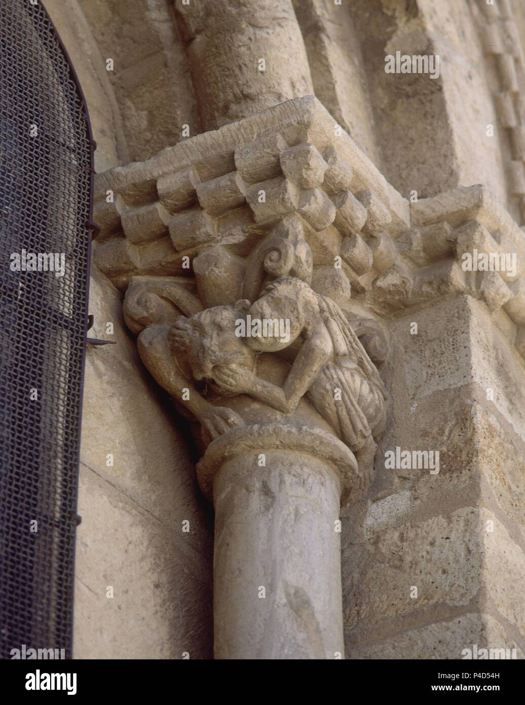 Exterieur - CAPITEL CON LA DE REPRESENTACION SANSON DESQUIJANDO AL LEON - SIGLO XI-ROMANICO ESPAÑOL. Lage: Iglesia de San Martin, FROMISTA, Palencia, Spanien. Stockfoto