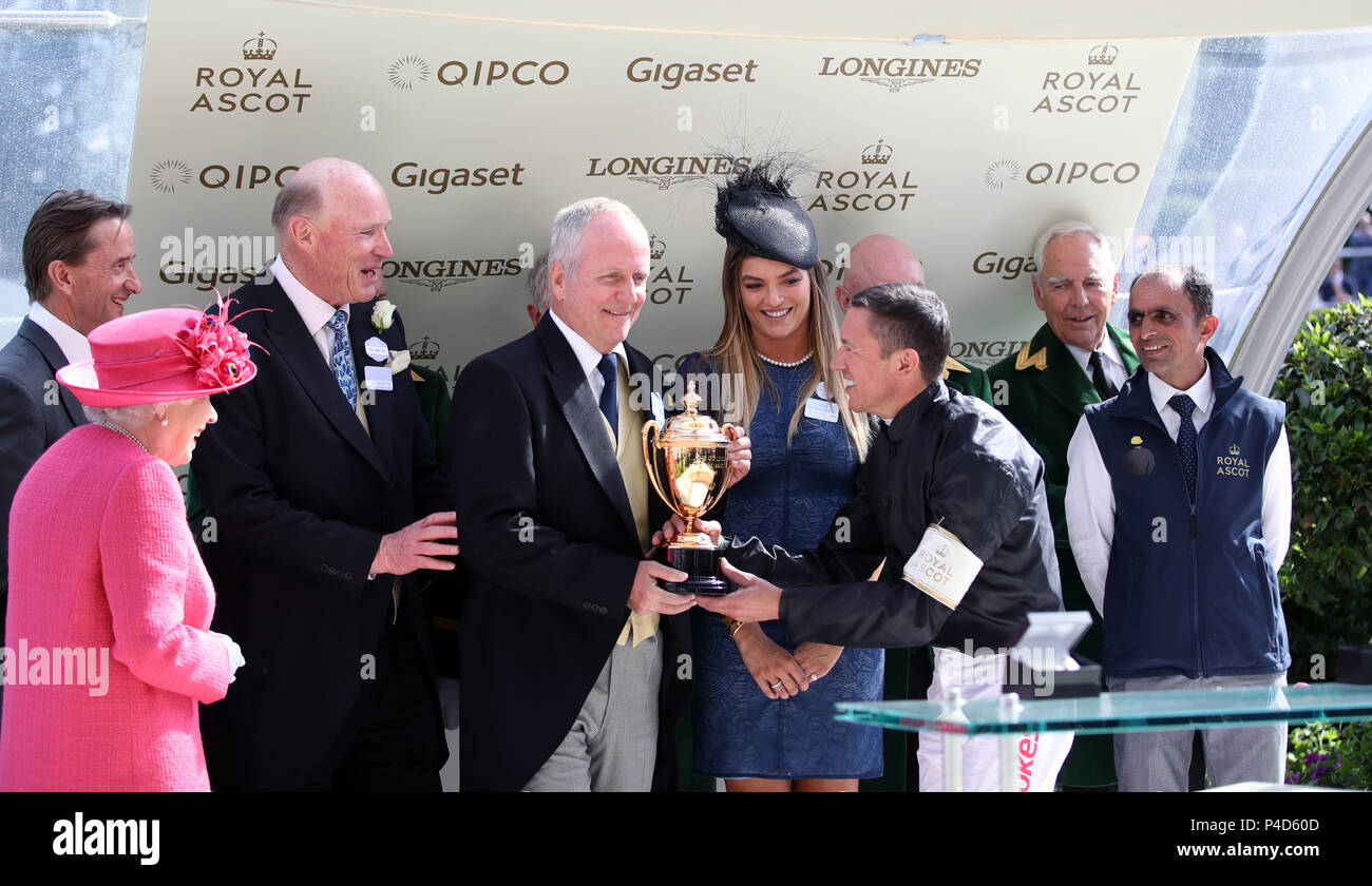 Frankie Dettori feiert den Gewinn der Gold Cup (Gruppe 1) (Britische Champions Series) (Klasse 1) an Bord Stradivarius bei Tag drei der Royal Ascot Hotel in Ascot Pferderennbahn. Stockfoto