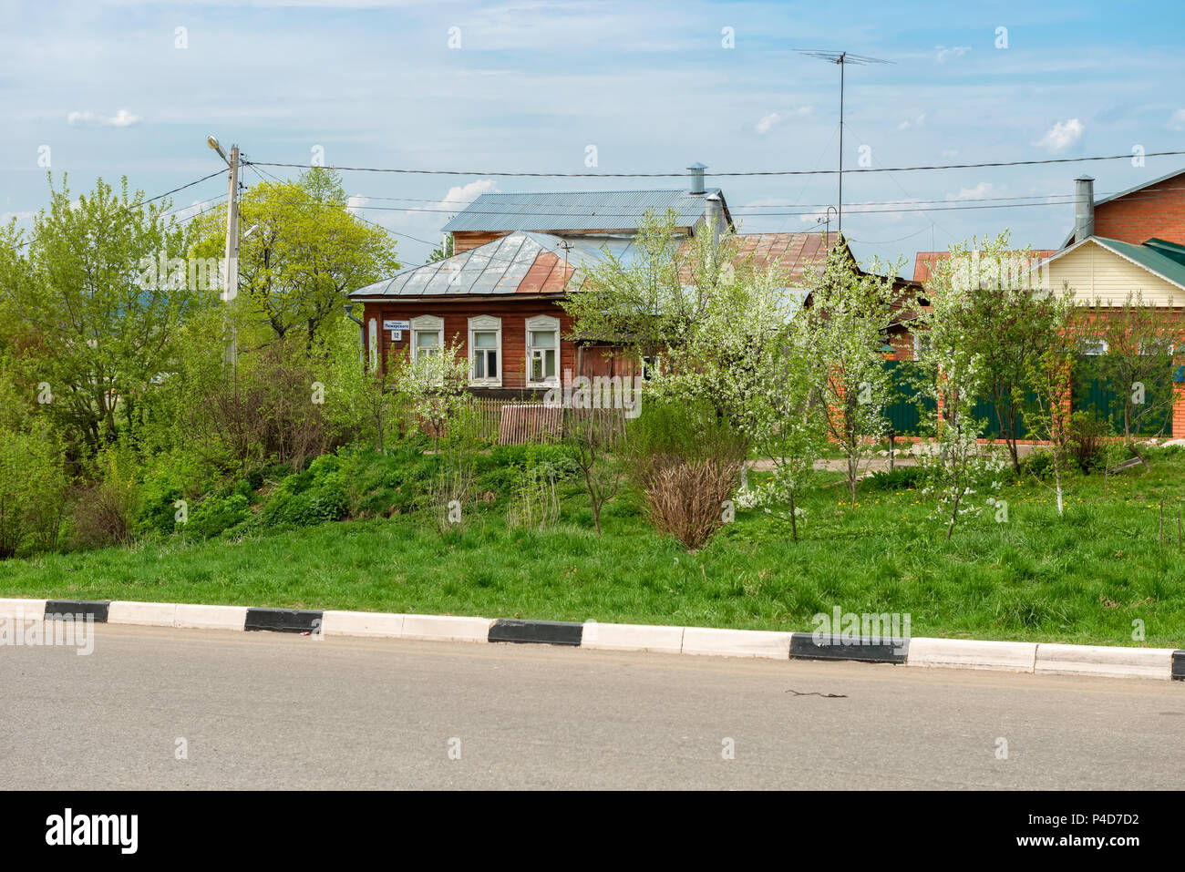 ZARAYSK, Moskau - Mai 2, 2014: Blick auf pozharsky Straße der alten russischen Stadt an einem sonnigen Frühlingstag Stockfoto