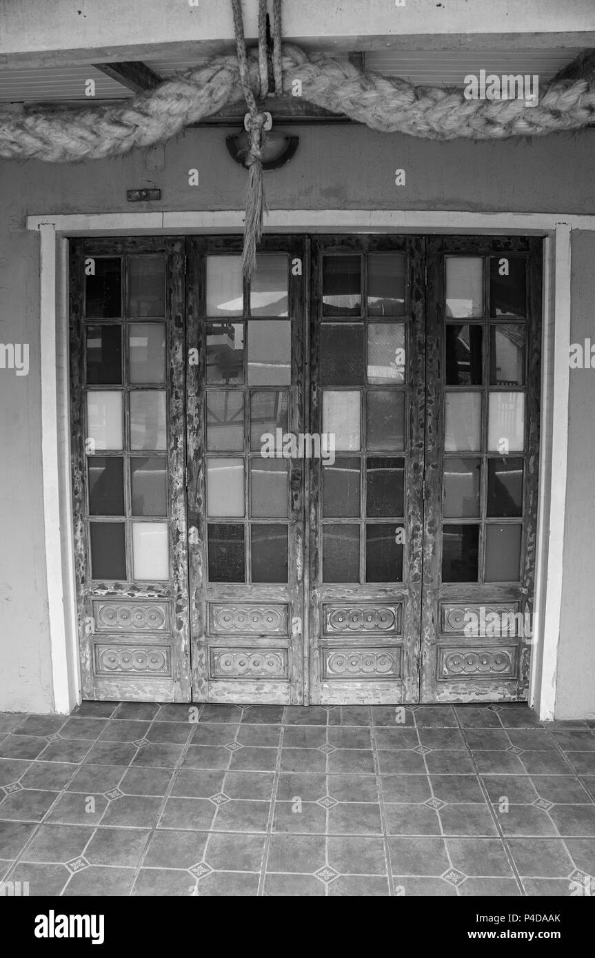 Tür Eingang buntes Glas Fliesen boden Schwarz Weiß Stockfoto