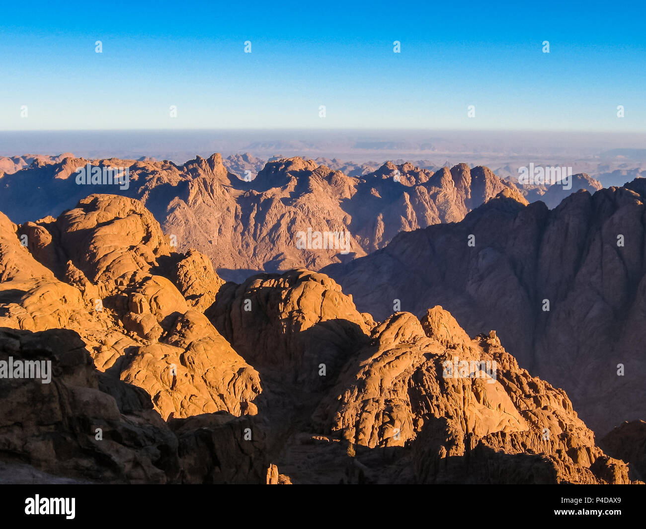 Spektakuläre Luftaufnahme des heiligen Gipfel des Mount Sinai, Aka Jebel Musa, 2285 m, bei Sonnenaufgang, Sinai Halbinsel in Ägypten. Spiritualität, Religion und Geschichte Konzept. Stockfoto