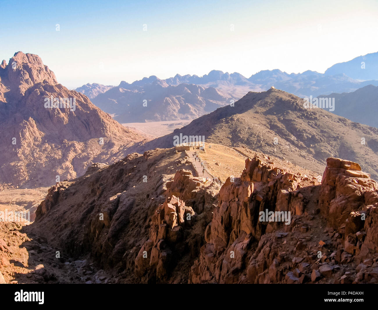 Touristen Herabsteigen vom Berg Sinai nach der Nacht Wanderung auf den Gipfel des Aka Jebel Musa, Sinai Halbinsel in Ägypten. Spiritualität, Religion und Geschichte Konzept. Stockfoto