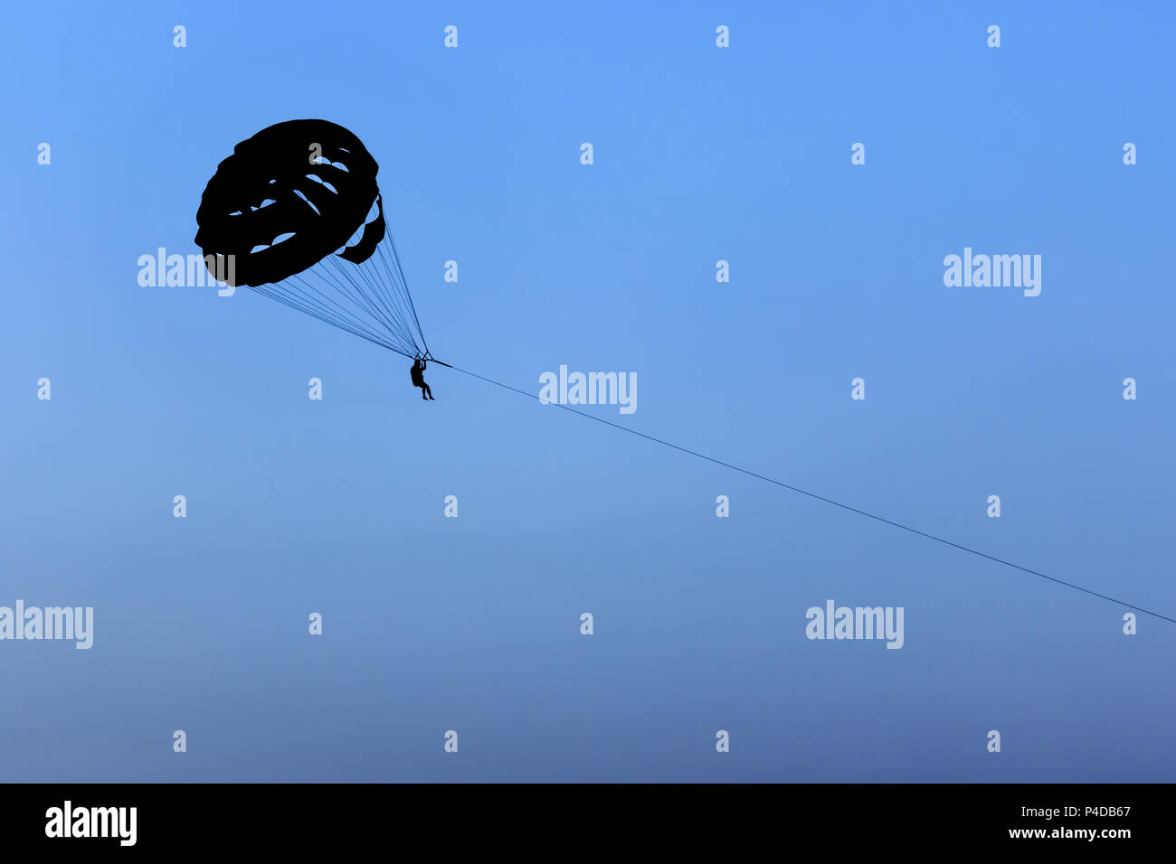 Silhouette parasail Kotflügel gezogen, auf blauen Himmel Hintergrund. Stockfoto