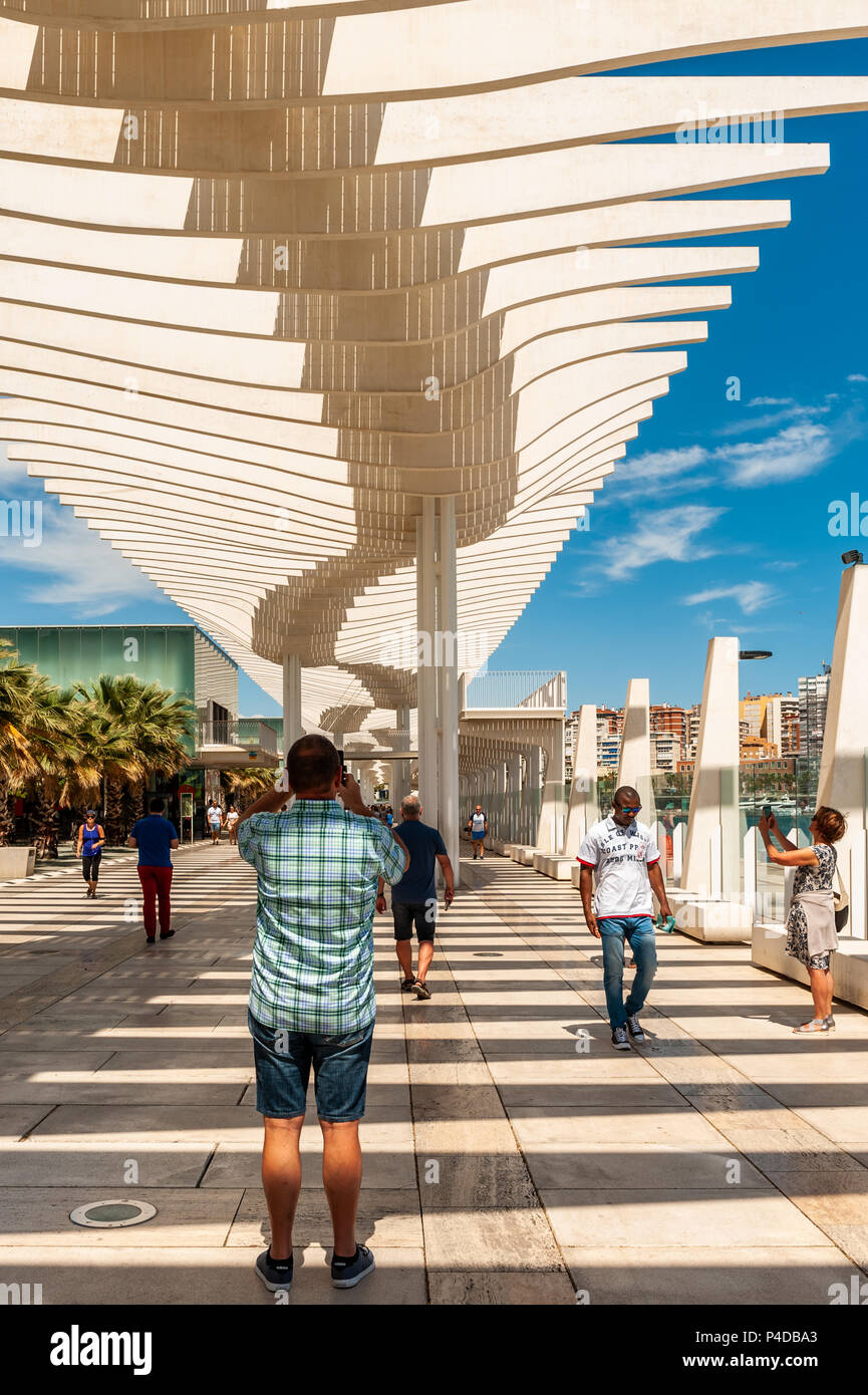 Touristen auf dem Malaga Marina Laufsteg mit spektakulären Dach in Málaga, Spanien. Stockfoto