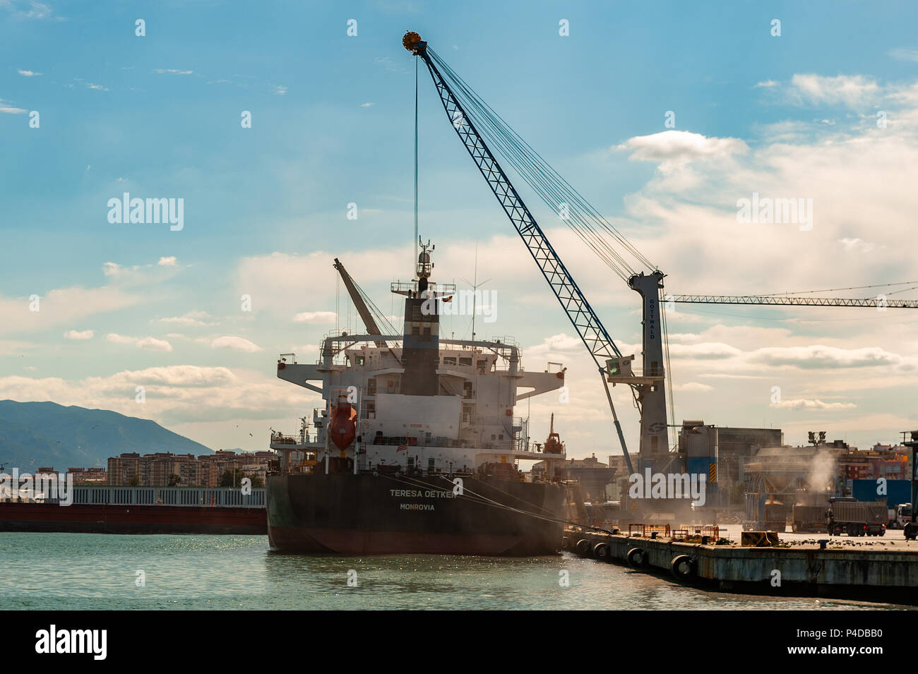 Bulk Carrier Teresa Oetker ist am Hafen von Malaga, Malaga Spanien geladen. Stockfoto