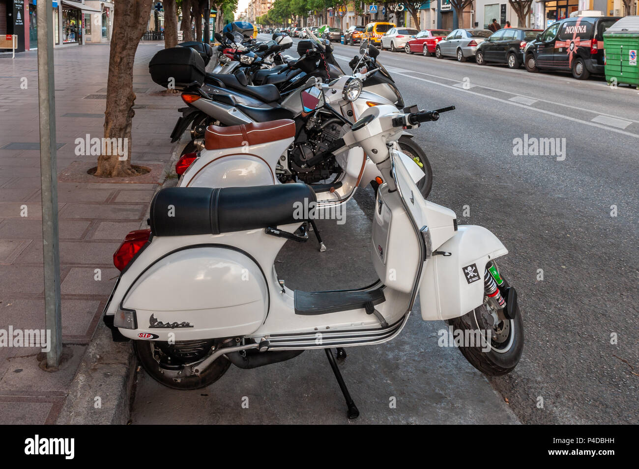 Roller in der Hauptstraße in Rincon de la Victoria, Costa del Sol, Malaga, Spanien. Stockfoto