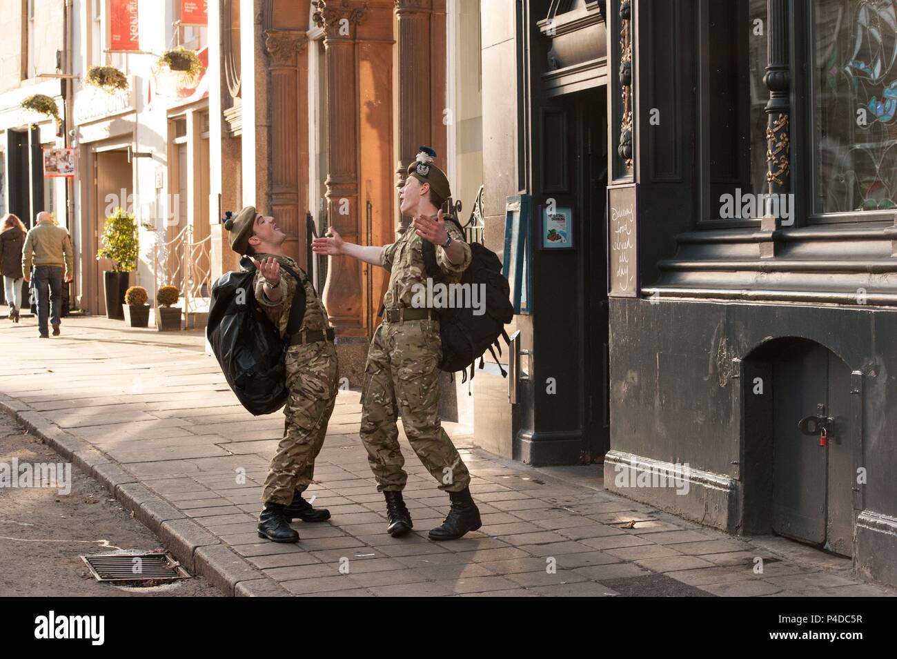 Original Film Titel: Sonnenschein am Leith. Englischer Titel: Sonnenschein am Leith. Regisseur: DEXTER FLETCHER. Jahr: 2013. Stars: George Mackay; KEVIN GUTHRIE. Credit: SCHWARZ CAMEL BILDER/DNA-FILME/Album Stockfoto