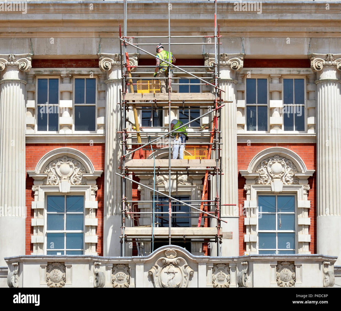 Arbeiter auf Gerüst arbeiten an der Fassade der Horse Guards Parade in London, England, UK. Stockfoto