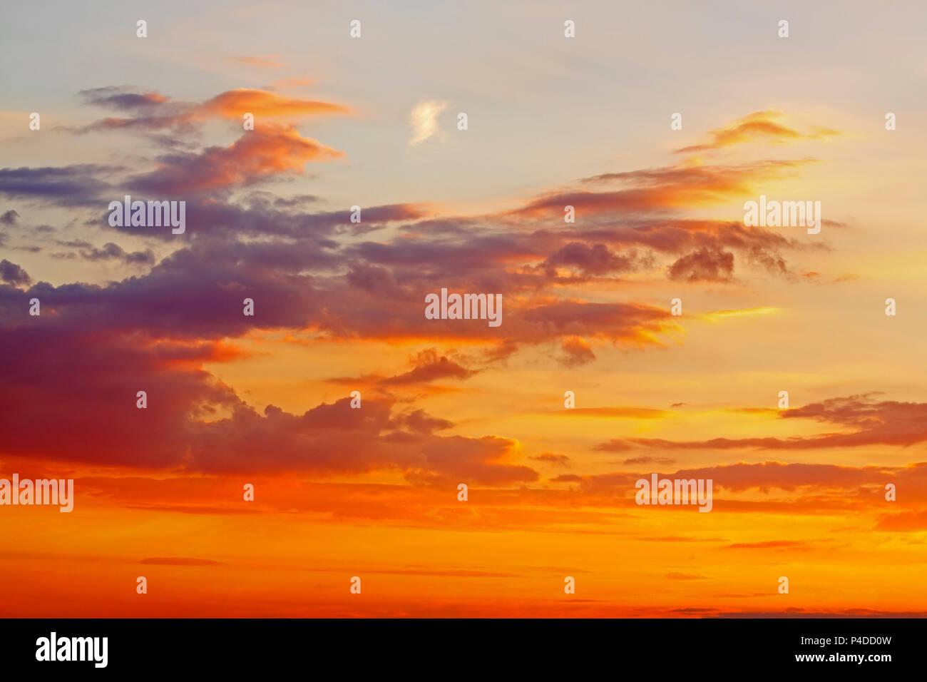 Warmen Sonnenuntergang Wolken. Kielce, Polen, Heiliges Kreuz Berge. Stockfoto