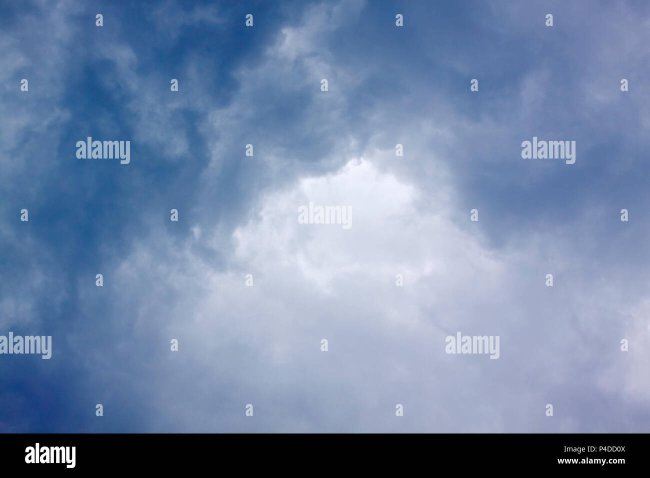 Stürmische Wolken. Polen, Heiliges Kreuz Berge. Stockfoto