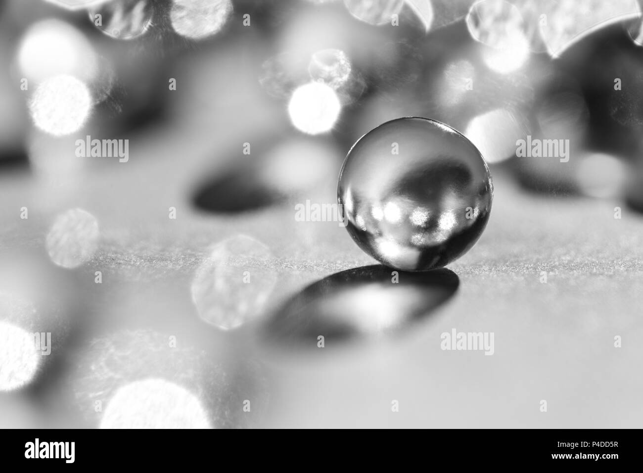 Kleine Glaskugeln in direktem Sonnenlicht, Makro. Zusammenfassung Hintergrund, Schwarz und Weiß Foto Stockfoto