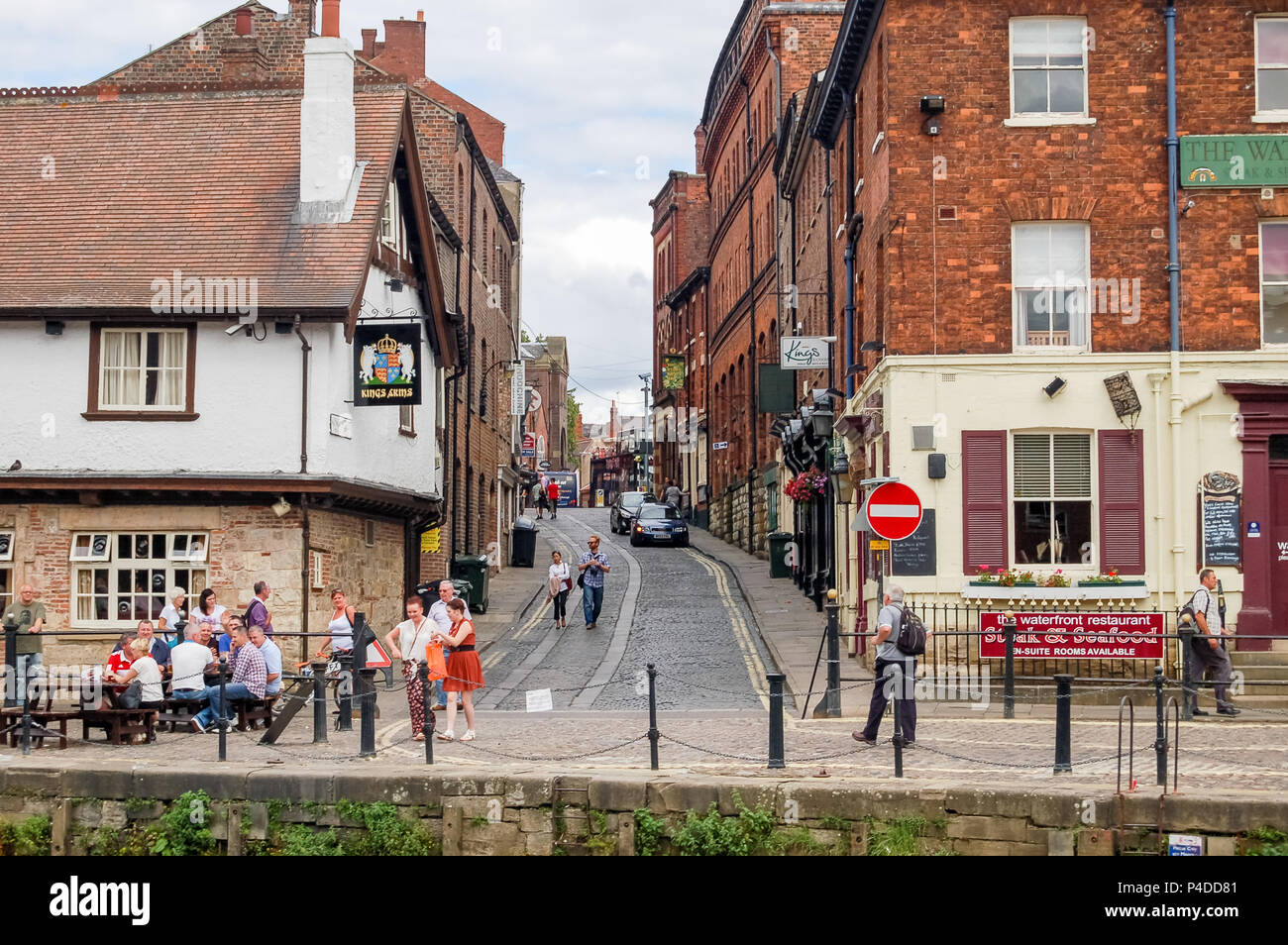 York, England, UK - August 05, 2011: Leute genießen einen ruhigen Drink am östlichen Ufer des Flusses Ouse York, die häufig zu Überschwemmungen in Stockfoto