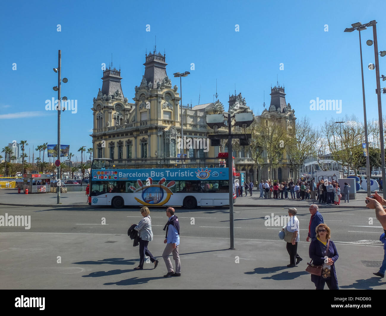 Barcelona, Spanien - 28, 2014: Barcelona besetzt mit Verkehr in der Nähe des Hafens der Stadt. Stockfoto