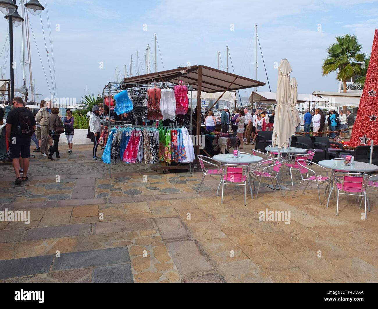 Lanzarote, Spanien - Dezember 11, 2013: Ein typisch spanischen Markt mit Menschen surfen durch die Marina in Lanzarote. Stockfoto
