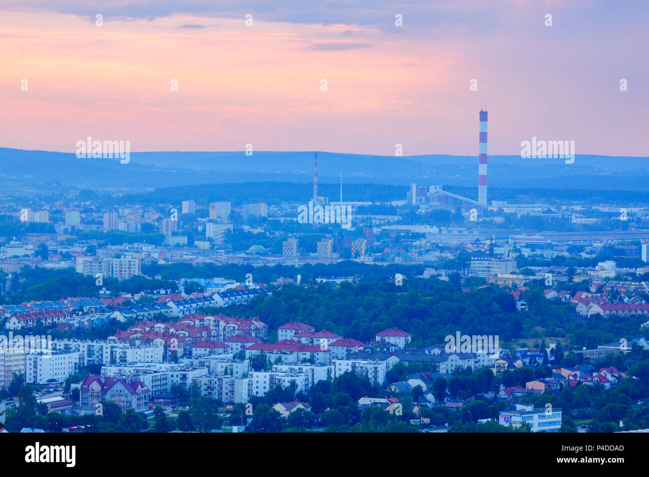 Stadtbild in der Abenddämmerung. Polen, Kielce, dem Heiligen Kreuz Berge. Stockfoto