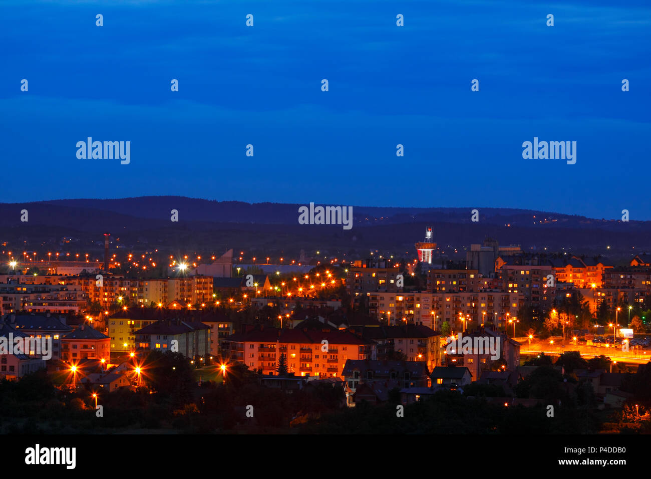 Stadtbild am späten Abend. Polen, Kielce, dem Heiligen Kreuz Berge. Stockfoto