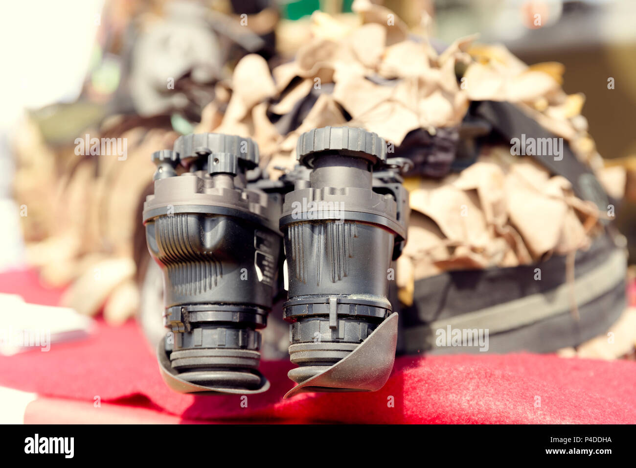 Binokulares Nachtsichtgerät. Militär Armee Ausrüstung Stockfoto