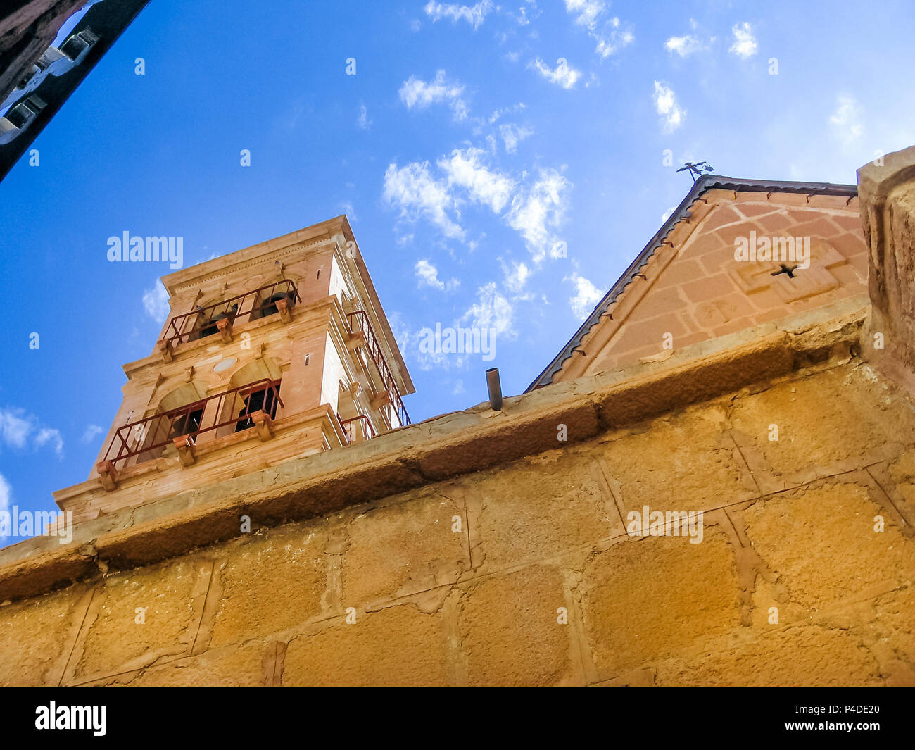 Ansicht von unten auf der Fassade des Klosters St. Katharina mit Glockenturm. An den Hängen des Mount Horeb im Sinai Halbinsel in Ägypten, den ältesten Christlichen Kloster in Ägypten. Stockfoto