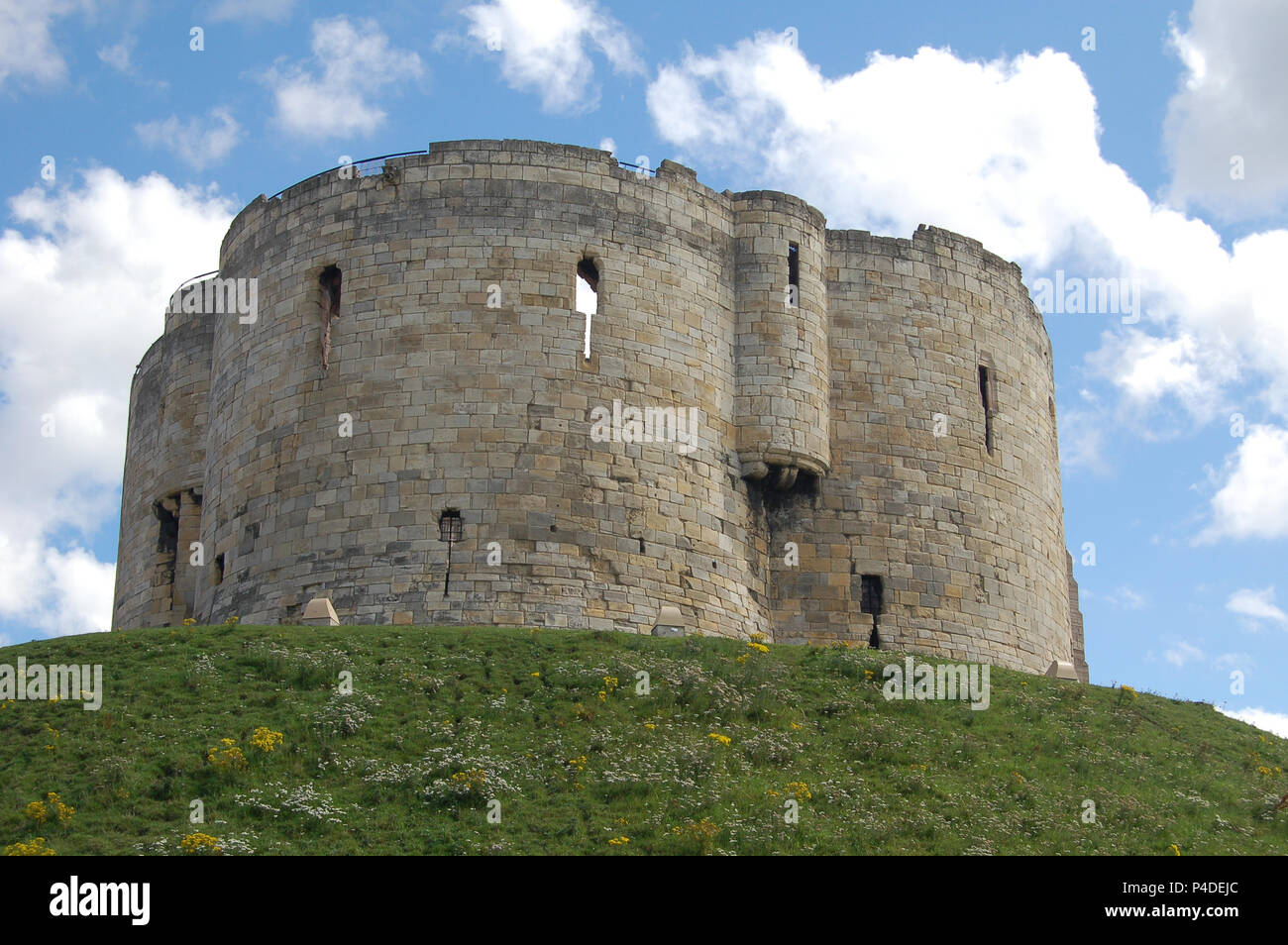 York Castle in der Stadt York, England, ist eine befestigte Anlage mit, in den letzten neun Jahrhunderte, wird eine Reihe von Burgen, Gefängnisse, Gerichte Stockfoto