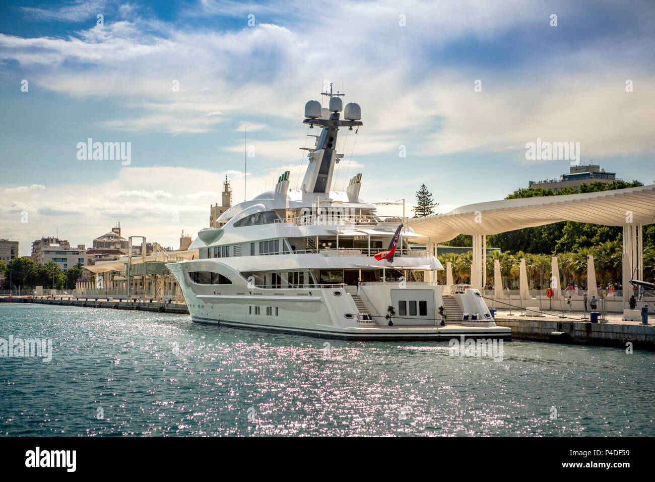 Große Luxusyacht angedockt an Malaga Hafen in Spanien Stockfoto