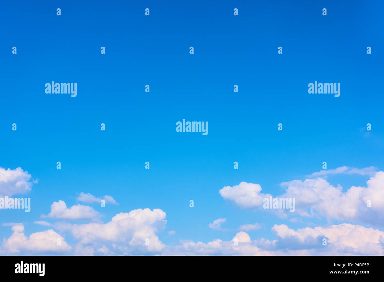 Blauer Himmel und weiße Wolken Heap - Hintergrund mit großen Platz für Text Stockfoto