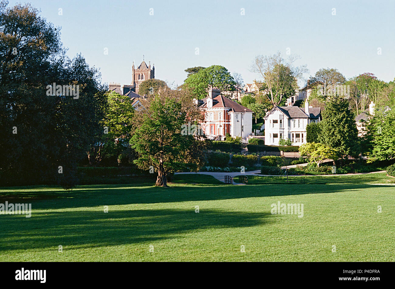 Alexandra Park, Hastings, East Sussex UK, mit Kirche und Häuser im Hintergrund Stockfoto