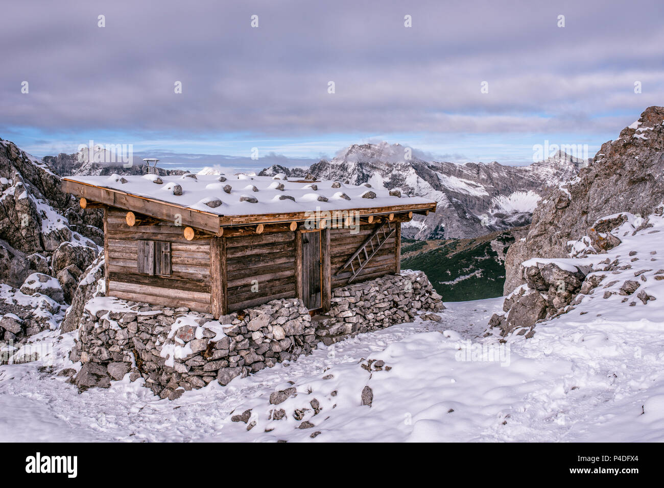 Eine Hütte in den Alpen von Österreich im Winter im Schnee. Hafelekarspitze - Seegrube im Karwendel Gebirge, Innsbruck, Österreich, Europa Stockfoto