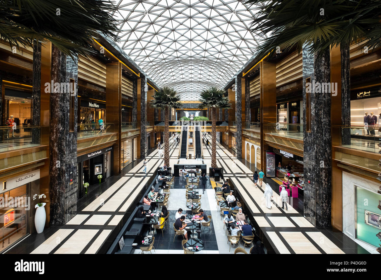 Modische Fauchon Cafe in der Prestige Mall innerhalb der Avenues Shopping Mall in Kuwait City, Kuwait. Stockfoto