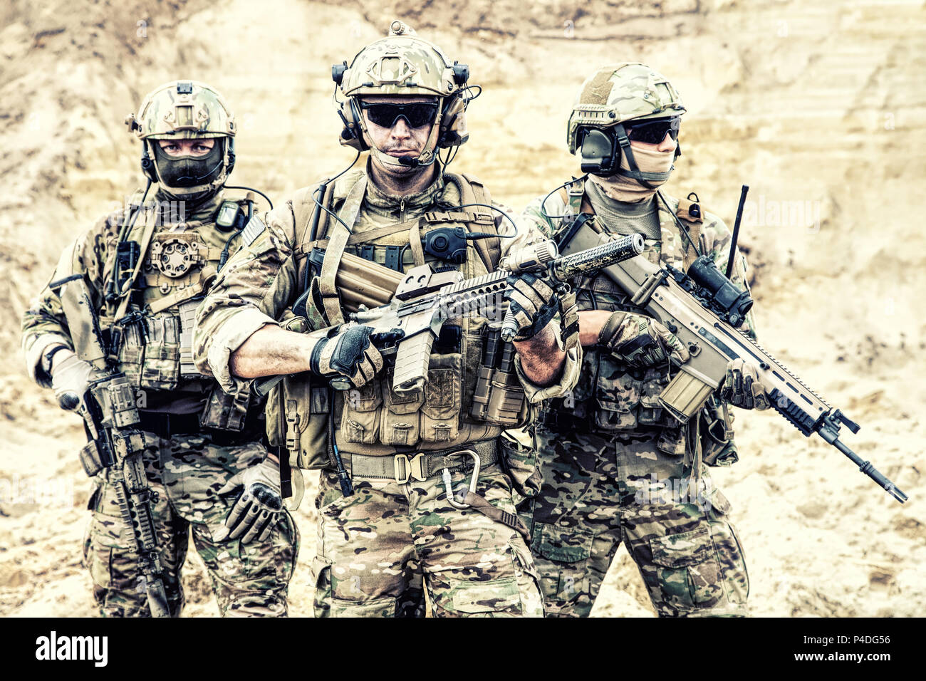 Ausgestattete Elite Forces Soldaten im Kampf Bereitschaft Stockfoto