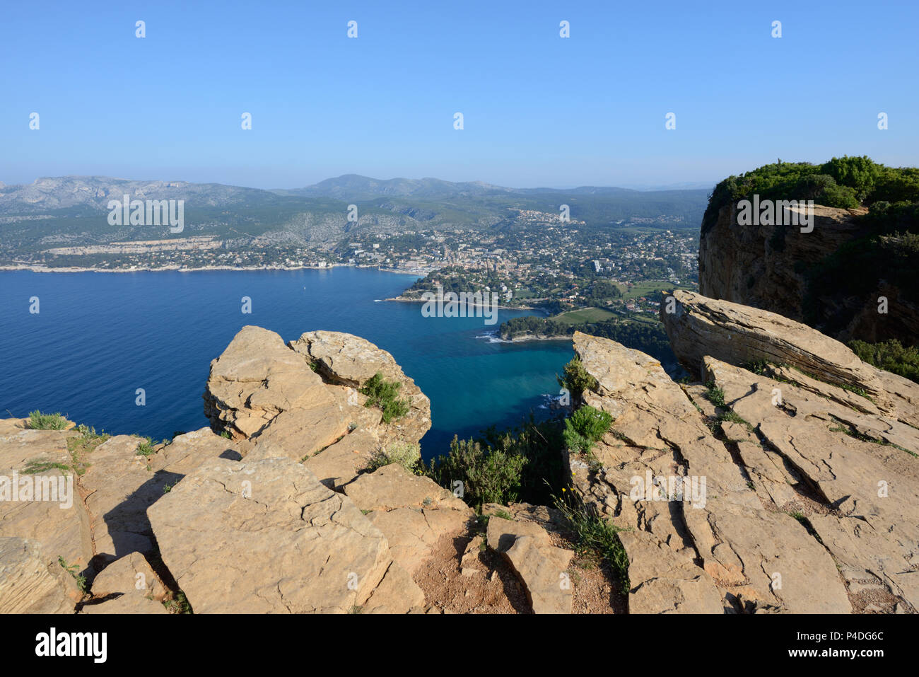 Klippen und Steilküste des Cap Canaille mit Blick über Cassis & Mediterrane Küste von der Route des Crêtes Provence Frankreich Stockfoto