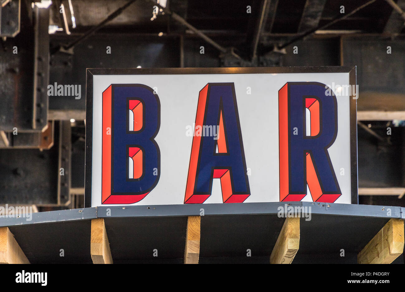 London. Juni 2018. Ein Blick auf ein Schild mit der Aufschrift bar über der Bar Restaurant entlang der South Bank in London. Stockfoto