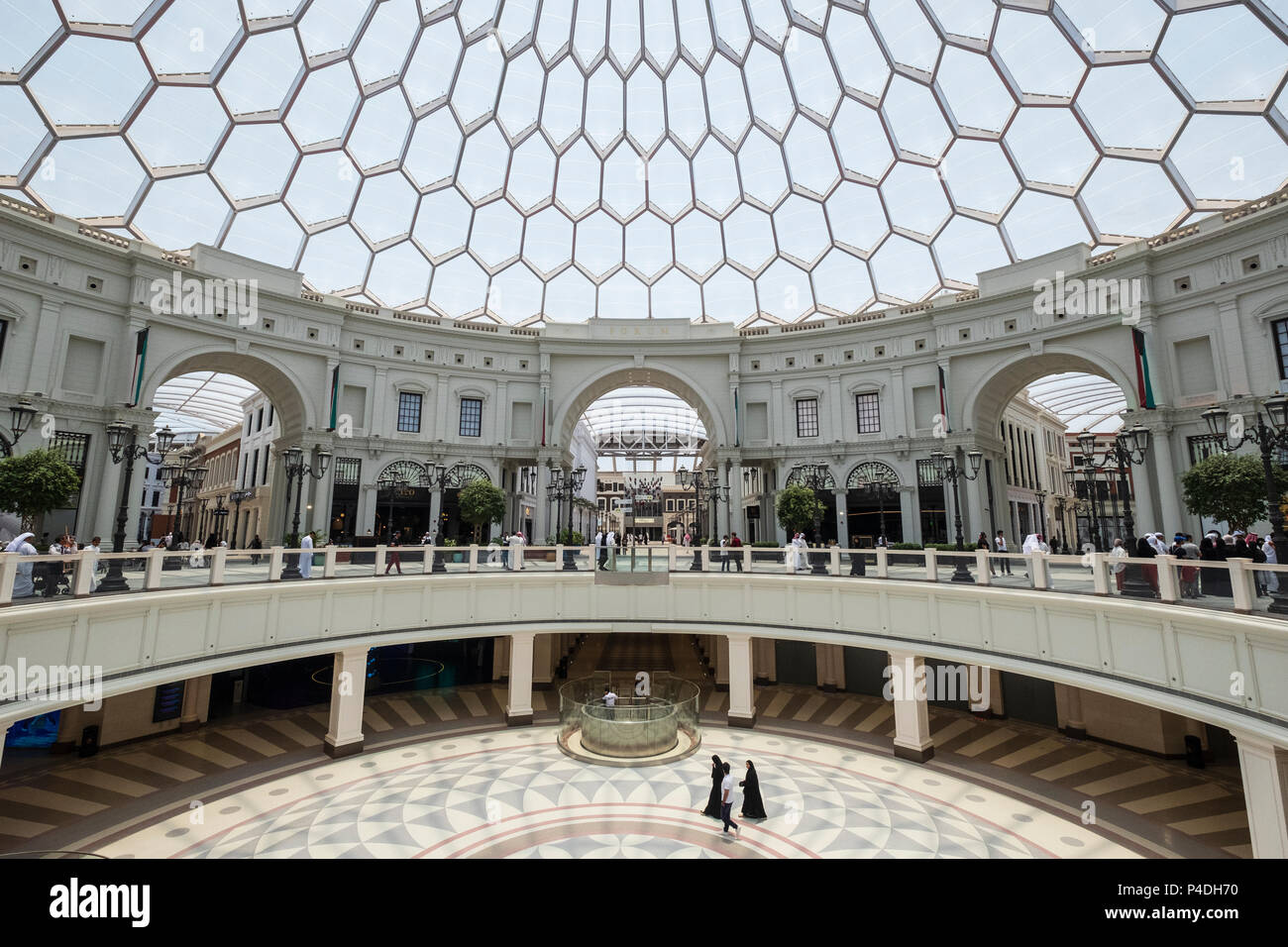 Innenraum der Avenues Shopping Mall in Kuwait City, Kuwait. Stockfoto